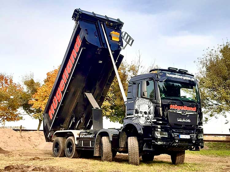 Schwarzer Lkw der Hügelland GmbH